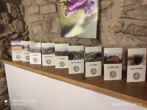 Detalle para reservar mesa en el restaurante con el nombre de las habitaciones. at Casa Albets in Lladurs