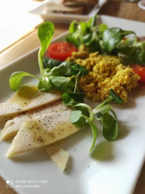 Plato opción salada para el desayuno. Con queso y sobrasada. at Casa Albets in Lladurs