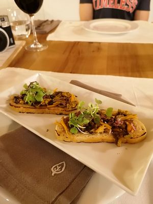 delicicioso aperitivo con setas locales at Casa Albets in Lladurs