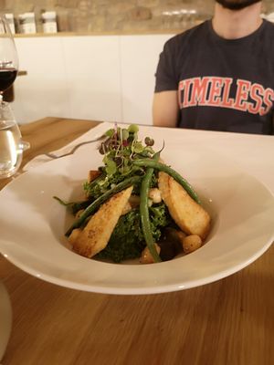 ensalada de garbanzos, tempeh, kale y mucho amor a los detalles at Casa Albets in Lladurs