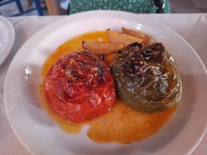 Gevulde tomaat en paprika, vegan op verzoek at Women's Cooperative of Petra in Lesvos