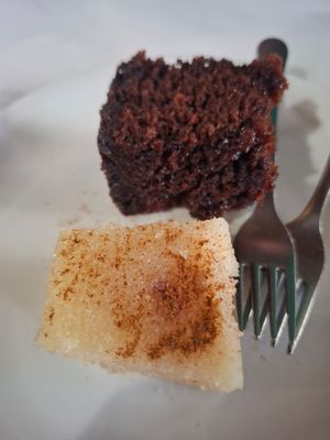 Gratis toetje van het huis (chocoladecake en vegan halva) at Women's Cooperative of Petra in Lesvos