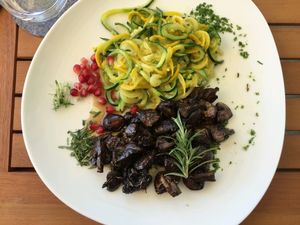 Zucchinispaghetti mit angeschwenkte Pilzen at CarMaVega in Immenstaad