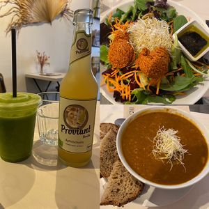 Salade zelf samengesteld en indiaase curry soep. at ETN saladebar in Enschede