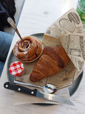 Cinnamon Roll & Croissant at ETN saladebar in Enschede