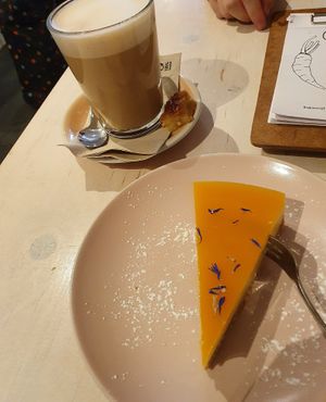 Passionsfrucht-Tarte und Chai Latte 💕 at ETN saladebar in Enschede