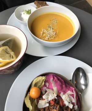 Todays soup and pink perfect smoothie bowl at Spiregarden in Kristiansand