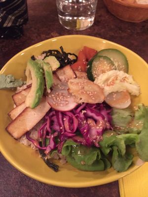 Vegan poke bowl at Cosmopolis in Bordeaux