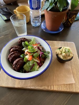 Salad with beetroot falafel at Ridikas in Kaunas