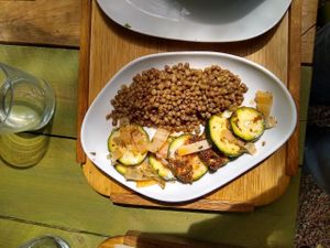 Carbassó marinat a les herbes i pebre roig amb llenties pardines de Galiecs / Herb marinated zucchini with red pepper and brown lentils at Esbioesfera in Cardedeu
