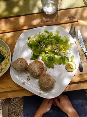 Esferes de polenta de l'Escairador i arròs integral de Pals amb salsa de xiitakes / Polenta spheres with integral rice ans shiitake sauce at Esbioesfera in Cardedeu