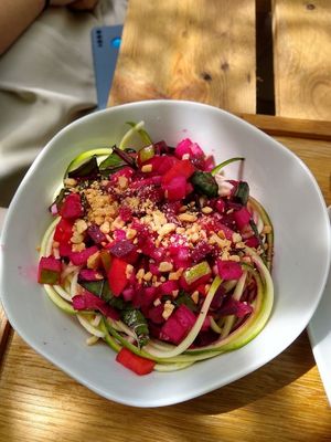 Amanida de dauets de colors amb vinagreta, nabius i pols d'avellanes /  Colored dice salad with vinegar sauce, blueberries, and hazelnut at Esbioesfera in Cardedeu