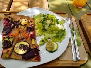 Cocade recapte del blat al sac amb verdures de l'hort, olivada i romaní / Wheat coca with local garden vegetables, olivada and rosemary at Esbioesfera in Cardedeu