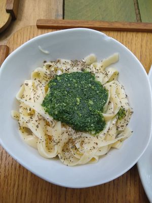 Tallarines de blat amb pesto de temporada i espirulina / wheat noodles with seasonal pesto and spirulina at Esbioesfera in Cardedeu