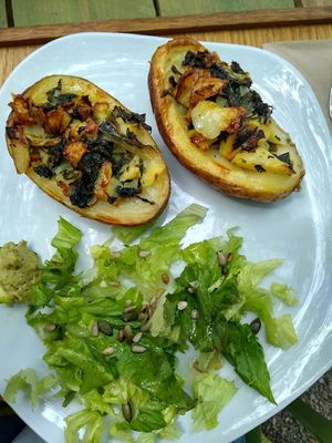 Patates farcides de fulla verda i gorgonzola / Stuffed potato with green leaf and gorgonzola at Esbioesfera in Cardedeu