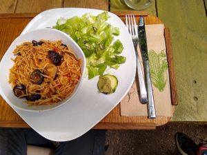 Fideuà de bolets amb verduretes i safrà de la conca amb all-i-olli / Mushroom fideuà with vegetables and saffron at Esbioesfera in Cardedeu