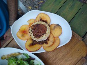 Carpaccio de fruita amb seva caramalitzada, formatge de cabra i crosta de mel at Esbioesfera in Cardedeu