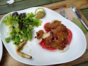 Saltajat de seita amb patata, tomàquet i rucula at Esbioesfera in Cardedeu