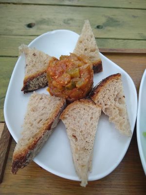 Caponata italiana amb pa de masa mare at Esbioesfera in Cardedeu