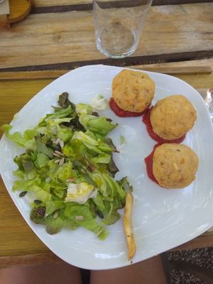 Esferes de polenta amb salsa de tomàquet at Esbioesfera in Cardedeu