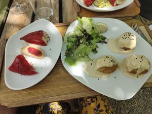Pimientos piquillo y esferas de polenta at Esbioesfera in Cardedeu