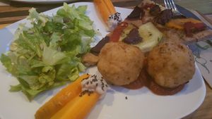 Bolas de polenta y arroz, coca de verduras, hummus con zanahoria y ensalada at Esbioesfera in Cardedeu