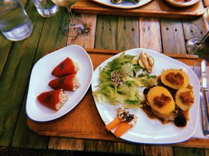 Piquillos farcits d'albergínia escalivada i patata kennebec amb escuma de tomàquet sec at Esbioesfera in Cardedeu