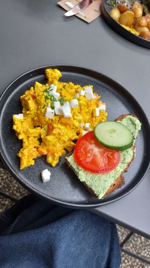 Vegan scrambled egg with tomato and plant based feta at Satt und Glücklich in Kassel