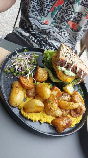 Stulle burger with potatoes and hummus at Satt und Glücklich in Kassel