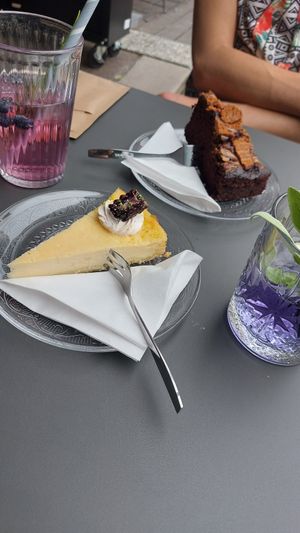 Cheesecake, chocolate cake and lemonade at Satt und Glücklich in Kassel
