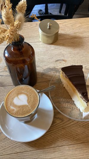 Boston cream pie and flat white with almond milk. Both tasty   at Satt und Glücklich in Kassel