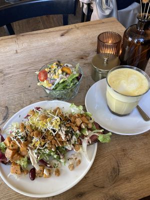 Pink hummus Stulle & golden mylk  at Satt und Glücklich in Kassel