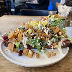 Pink hummus stulle  at Satt und Glücklich in Kassel