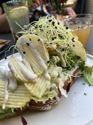 Stulle mit Avocado, Chips und Trüffel-Mayo  at Satt und Glücklich in Kassel
