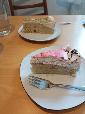 Matcha pistachio and strawberry pie at Satt und Glücklich in Kassel
