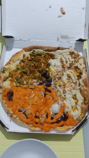 Pizza pedida pra entrega. Sabores: 1/3 Cheddar com hamburguer, 1/3frango com catupiry, 1/3alho poro at Pop Vegan Food in Sao Paulo