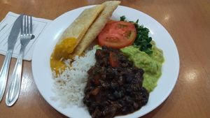 Almoço no salao. Teve pastel, guacamole, feijao chilli, bobo de palmito etc... tdo muito bom! at Pop Vegan Food in Sao Paulo