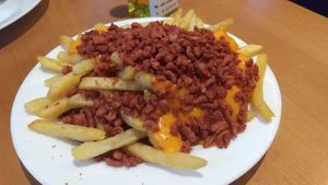 Batata frita com cheddar e bacon crispy at Pop Vegan Food in Sao Paulo