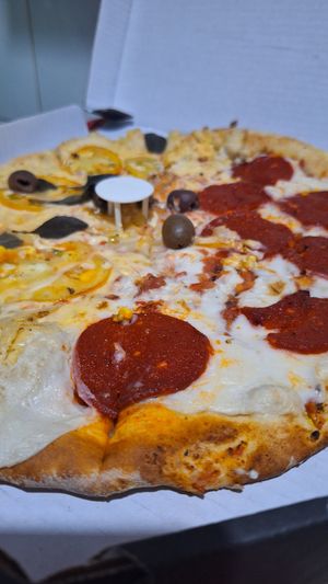 Pizza de pepperoni e marguerita at Pop Vegan Food in Sao Paulo