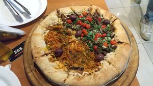 pizza salgada com borda de chocolate pra comer a borda como sobremesa kk at Pop Vegan Food in Sao Paulo