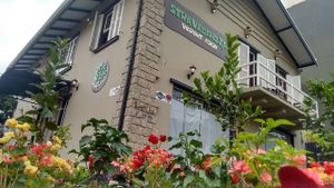 Exterior and vegetable garden with edible flowers. at Straveganzza in Curitiba