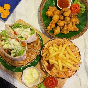 Todo delicioso y mucha variedad de comidas   at Dow Vegan Restaurant in Koh Phi Phi