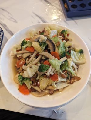 Fried cashew with mushroom and brocolli at Dow Vegan Restaurant in Koh Phi Phi