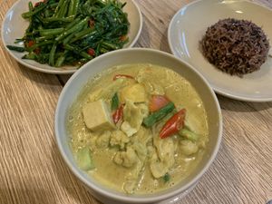 Green curry & stir fried morning glory 🌱 at Dow Vegan Restaurant in Koh Phi Phi