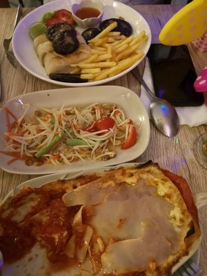 Lasaña de tomates, papaya salad, algo de tofu (insípido) at Dow Vegan Restaurant in Koh Phi Phi