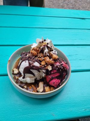 Eisbecher mit Tonka White Choc & Sour Cherry Choc Cookie mit leckeren Toppings at Tribeca Ice Cream in Berlin