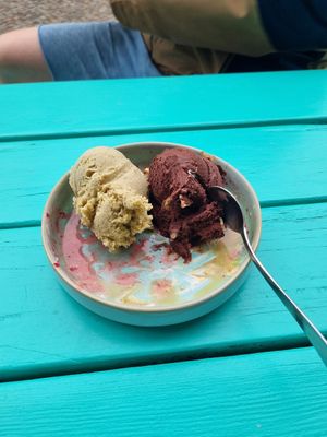 Pistachio Lucuma und Haselnuss-Schoko-Kugel at Tribeca Ice Cream in Berlin