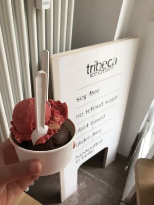 Erdbeeren und Schokolade  at Tribeca Ice Cream in Berlin