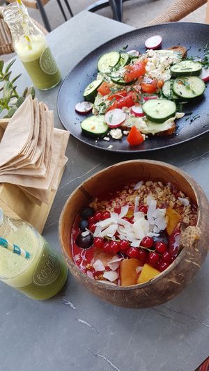 Vegetarian Grüne Stulle, vegan açai smoothie bowl & green smoothies at Rosmarie in Aalen