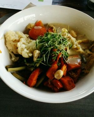 Quinoa Bowl mit Hummus at Rosmarie in Aalen